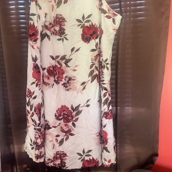 White floral A-Line knee length dress - Picture 4 of 4